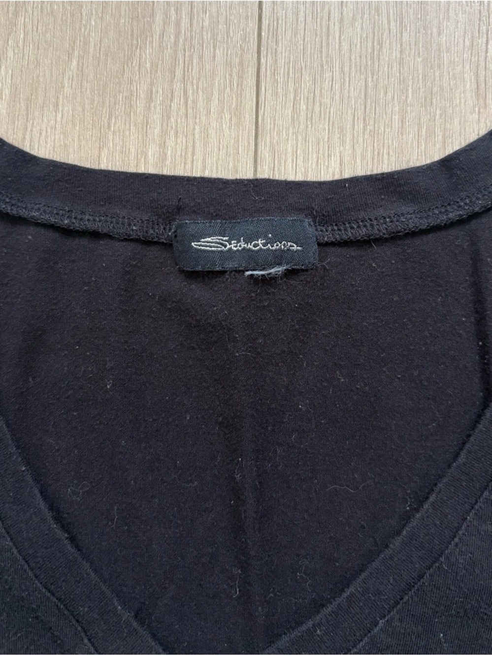 vintage black v neck shirt - Picture 4 of 4